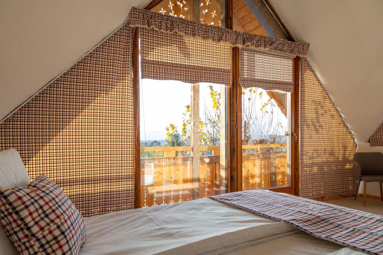 Casele Cu Stuf B&B Haus Ulrike Salicea Exterior photo